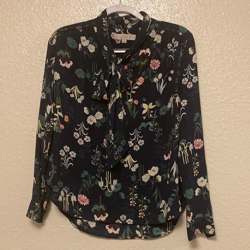Flowery navy blue longsleeves top. Size XS